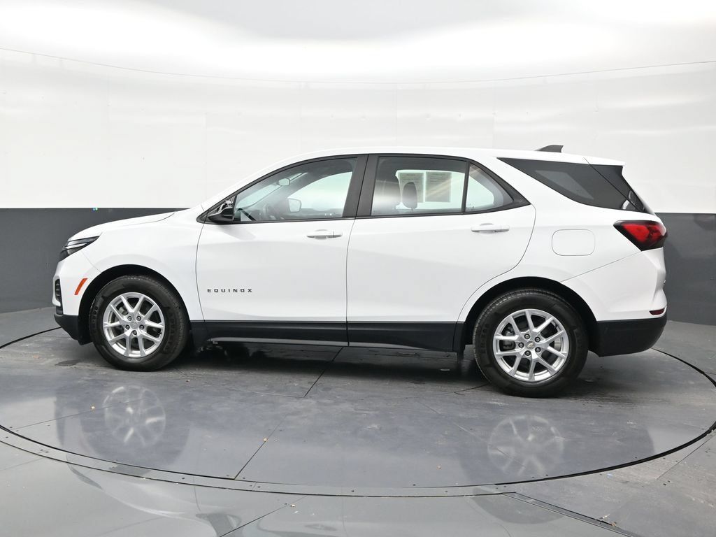 Used 2022 Chevrolet Equinox LS FWD image 2