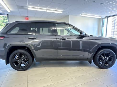 Used 2023 Jeep Grand Cherokee Altitude AWD/4WD image 3