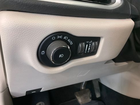 Used 2022 Chrysler Pacifica Touring-L FWD image 18