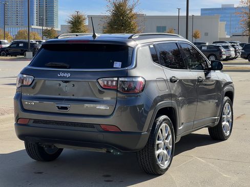 Used 2023 Jeep Compass Latitude image 9