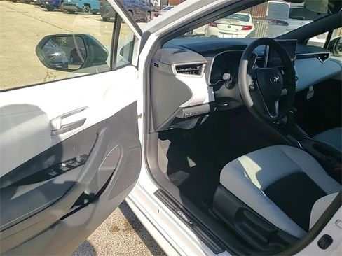 Used 2025 Toyota Corolla SE image 10