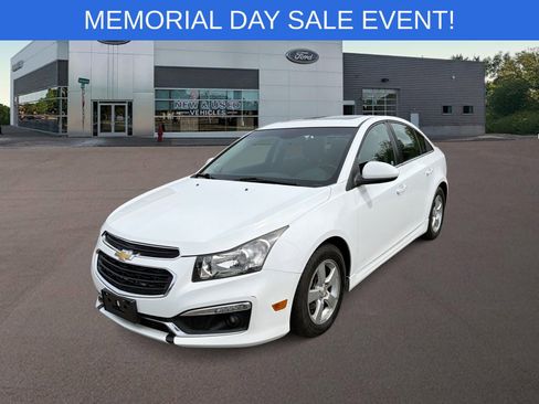Used 2016 Chevrolet Cruze LT w/ Sun And Sound Package FWD image 5