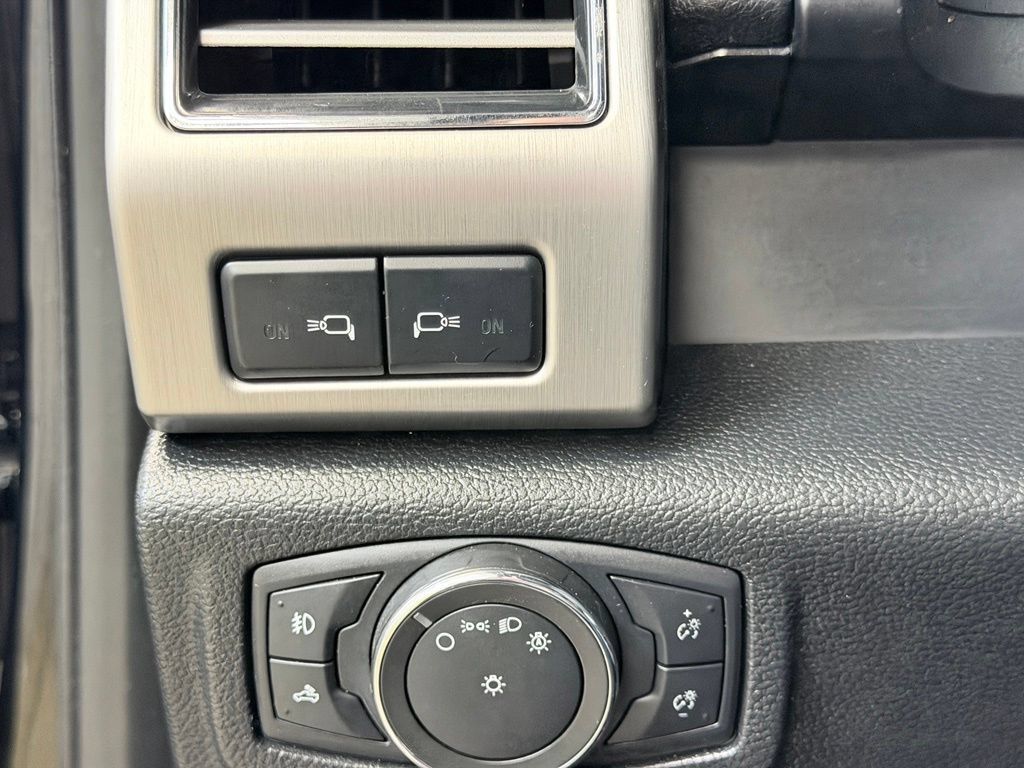 Used 2017 Ford F150 Platinum w/ Equipment Group 701A Luxury AWD/4WD image 41
