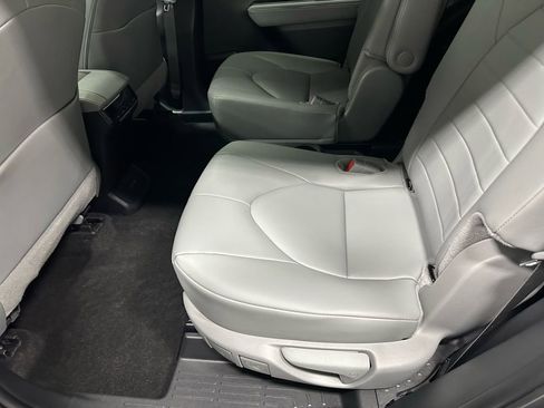 Used 2025 Toyota Highlander XLE image 48