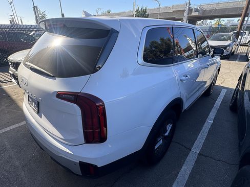 Used 2024 Kia Telluride LX FWD image 3
