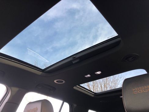 Used 2023 Chevrolet Traverse High Country image 31