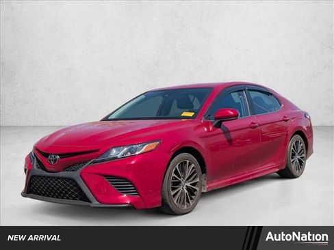Used 2020 Toyota Camry SE FWD image 1