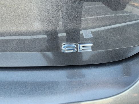 Used 2018 Ford Focus SE w/ SE Appearance Package image 9