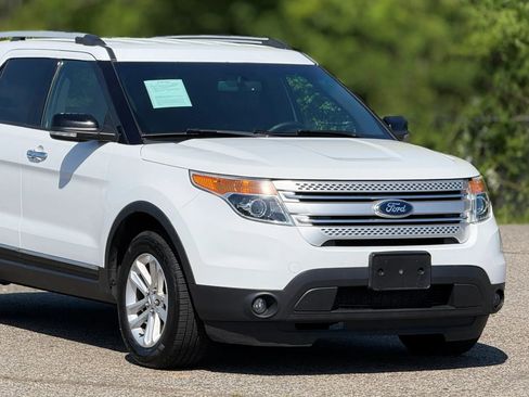 Used 2015 Ford Explorer XLT w/ Equipment Group 202A image 12