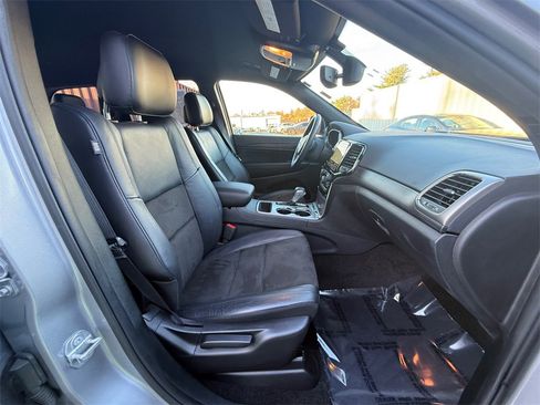 Used 2019 Jeep Grand Cherokee Laredo w/ Laredo X Package image 24