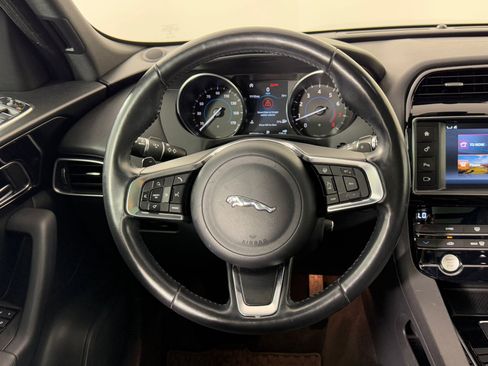 Used 2018 Jaguar F-PACE Prestige image 19