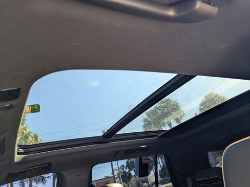 Used 2021 Chevrolet Tahoe Premier w/ Premium Package image 20