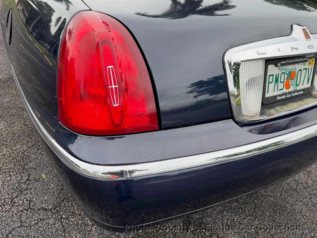 Used 1999 Lincoln Town Car Signature RWD image 21