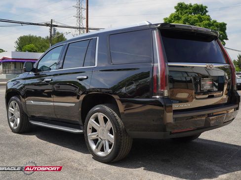 Used 2018 Cadillac Escalade Luxury AWD/4WD image 5