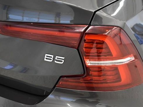 Used 2025 Volvo S60 B5 Core image 12