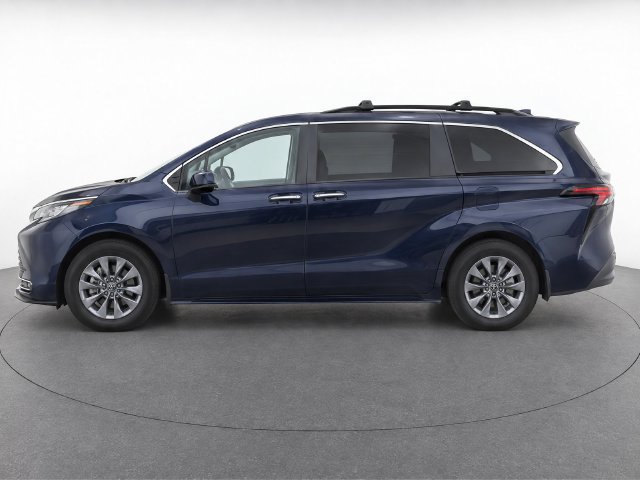 Used 2025 Toyota Sienna XLE AWD/4WD image 5