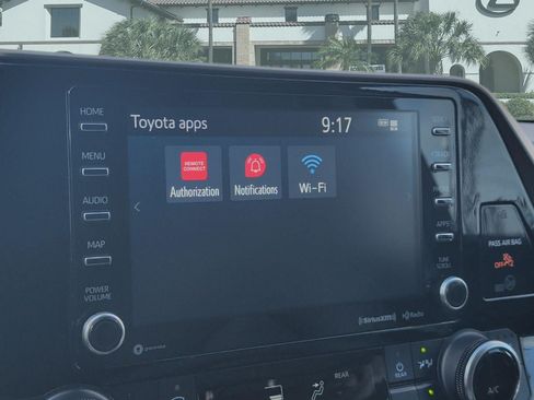 Used 2022 Toyota Highlander XLE FWD image 18