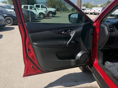 Used 2017 Nissan Rogue SV AWD/4WD image 12