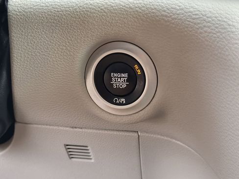 Used 2021 Chrysler Pacifica Touring image 23