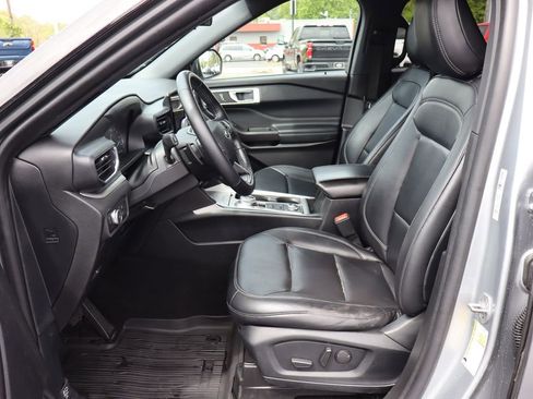 Used 2020 Ford Explorer XLT w/ Equipment Group 202A AWD/4WD image 3