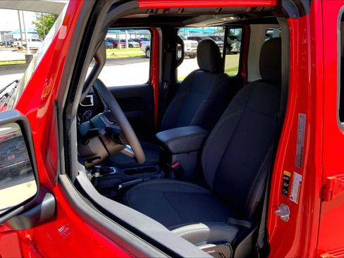 Certified 2025 Jeep Wrangler Unlimited Sahara w/ Safety Group AWD/4WD image 8