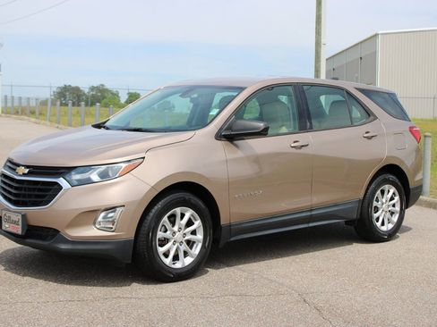 Used 2018 Chevrolet Equinox LS FWD image 2