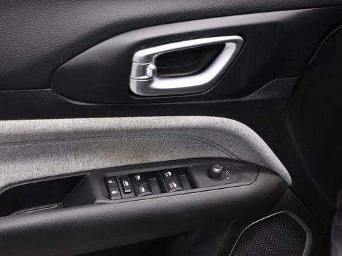 Used 2024 Jeep Compass Latitude image 22