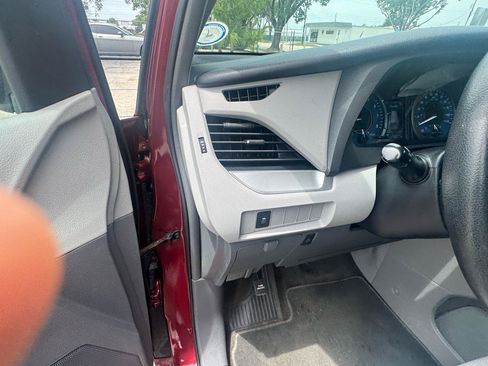 Used 2019 Toyota Sienna LE FWD image 11