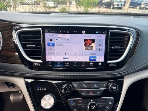 Used 2023 Chrysler Pacifica Limited w/ Uconnect Theater Family Group FWD image 18