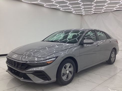 Used 2025 Hyundai Elantra SE w/ Cargo Package image 6