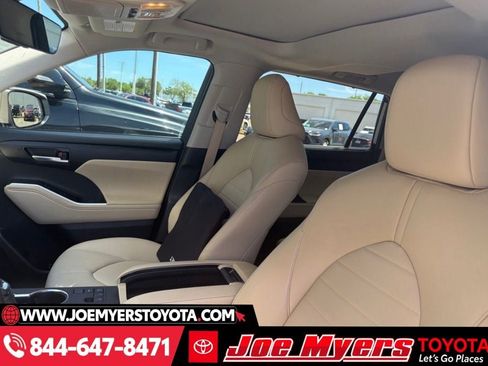 Used 2023 Toyota Highlander XLE image 3