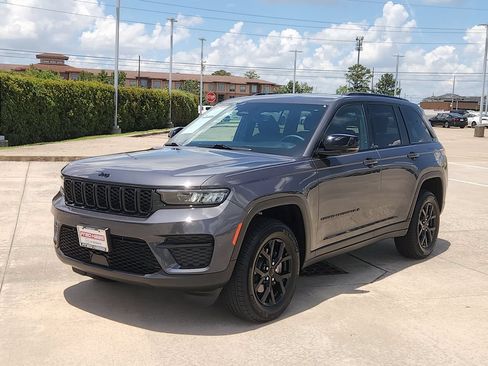 Used 2024 Jeep Grand Cherokee Altitude RWD image 9
