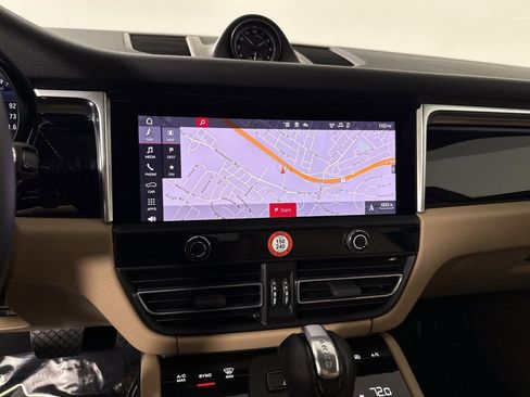 Certified 2022 Porsche Macan AWD/4WD image 26