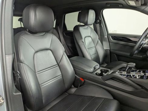 Certified 2023 Porsche Cayenne Platinum Edition image 24