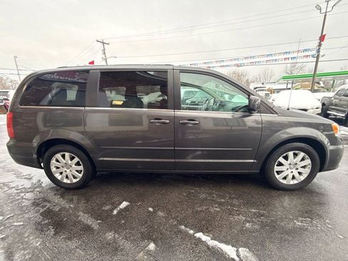 Used 2015 Chrysler Town & Country LX image 4