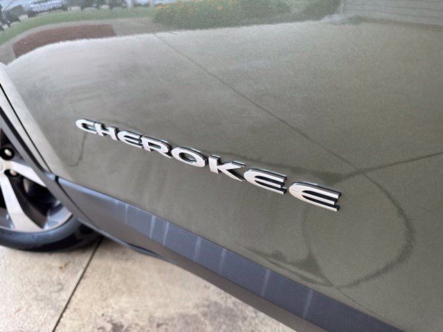 Used 2020 Jeep Cherokee Limited AWD/4WD image 36