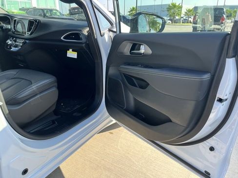 New 2026 Chrysler Pacifica Select w/ S Appearance Package image 22