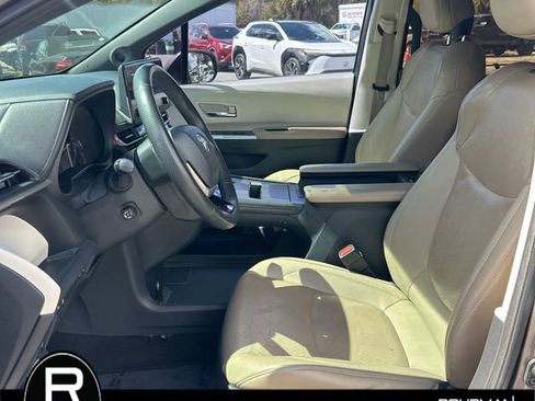 Used 2021 Toyota Sienna Limited image 13
