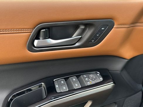 New 2025 Nissan Pathfinder Platinum image 9