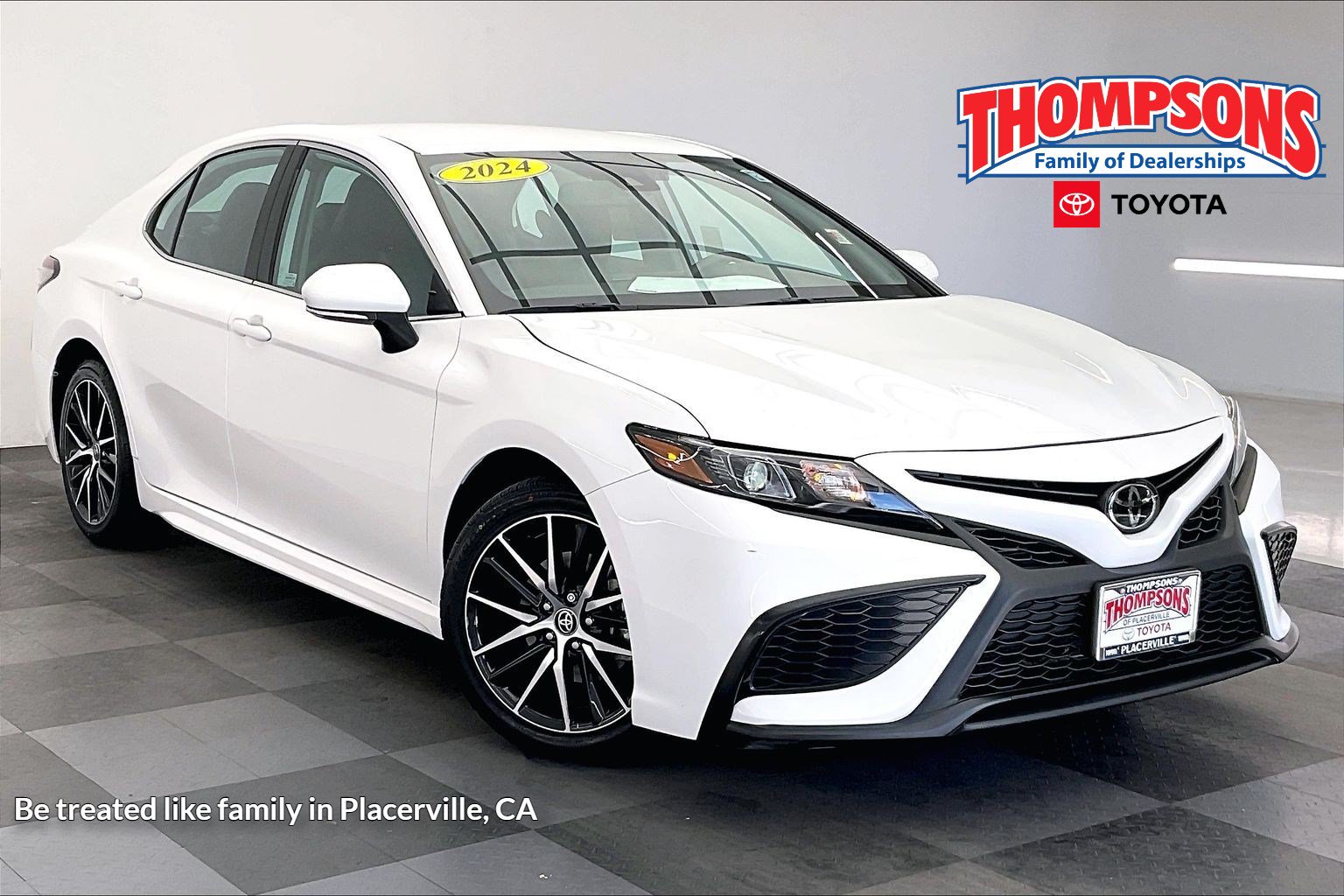 Used 2024 Toyota Camry SE w/ Convenience Package FWD image 1
