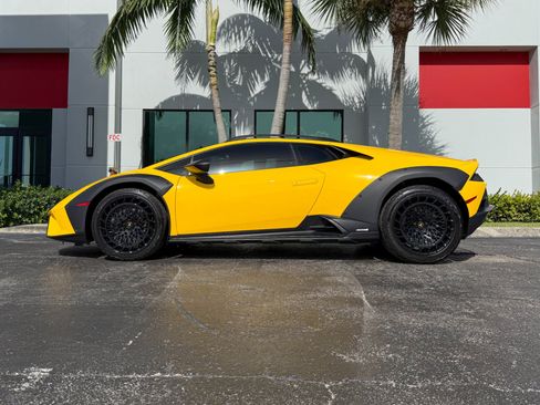 Used 2023 Lamborghini Huracan Sterrato AWD/4WD image 2
