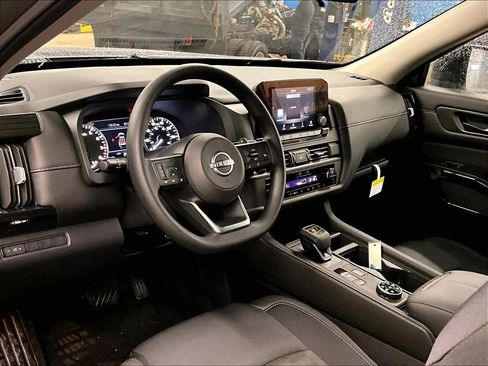 Used 2025 Nissan Pathfinder S image 8