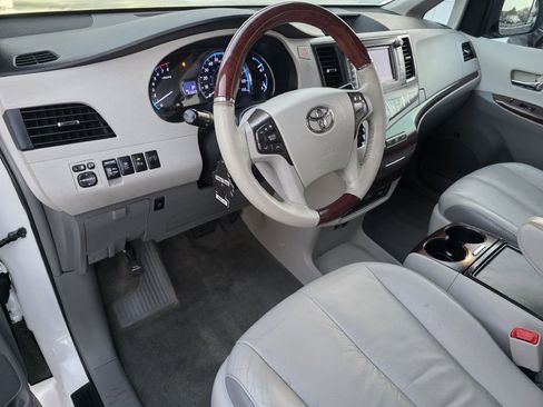 Used 2012 Toyota Sienna Limited w/ Premium Pkg FWD image 14