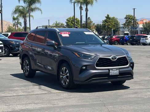Used 2023 Toyota Highlander XLE FWD image 3