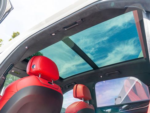 Used 2023 Bentley Bentayga image 11