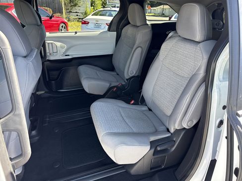 Used 2025 Toyota Sienna LE image 10