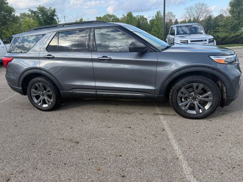 Used 2021 Ford Explorer XLT w/ Equipment Group 202A AWD/4WD image 4