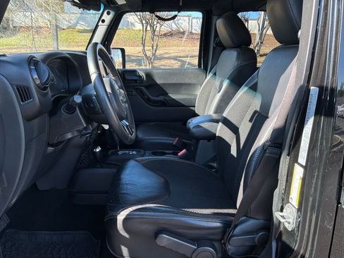 Used 2017 Jeep Wrangler Unlimited Sahara image 12