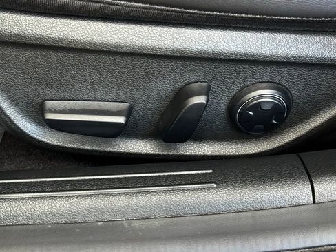 Used 2025 Genesis G70 2.5T image 13