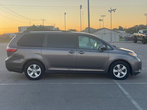 Used 2017 Toyota Sienna LE image 5